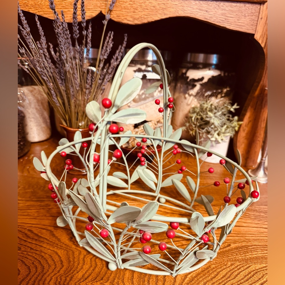 NWOT Metal Farmhouse berry & leaves Basket 10” x8” & 10” tall